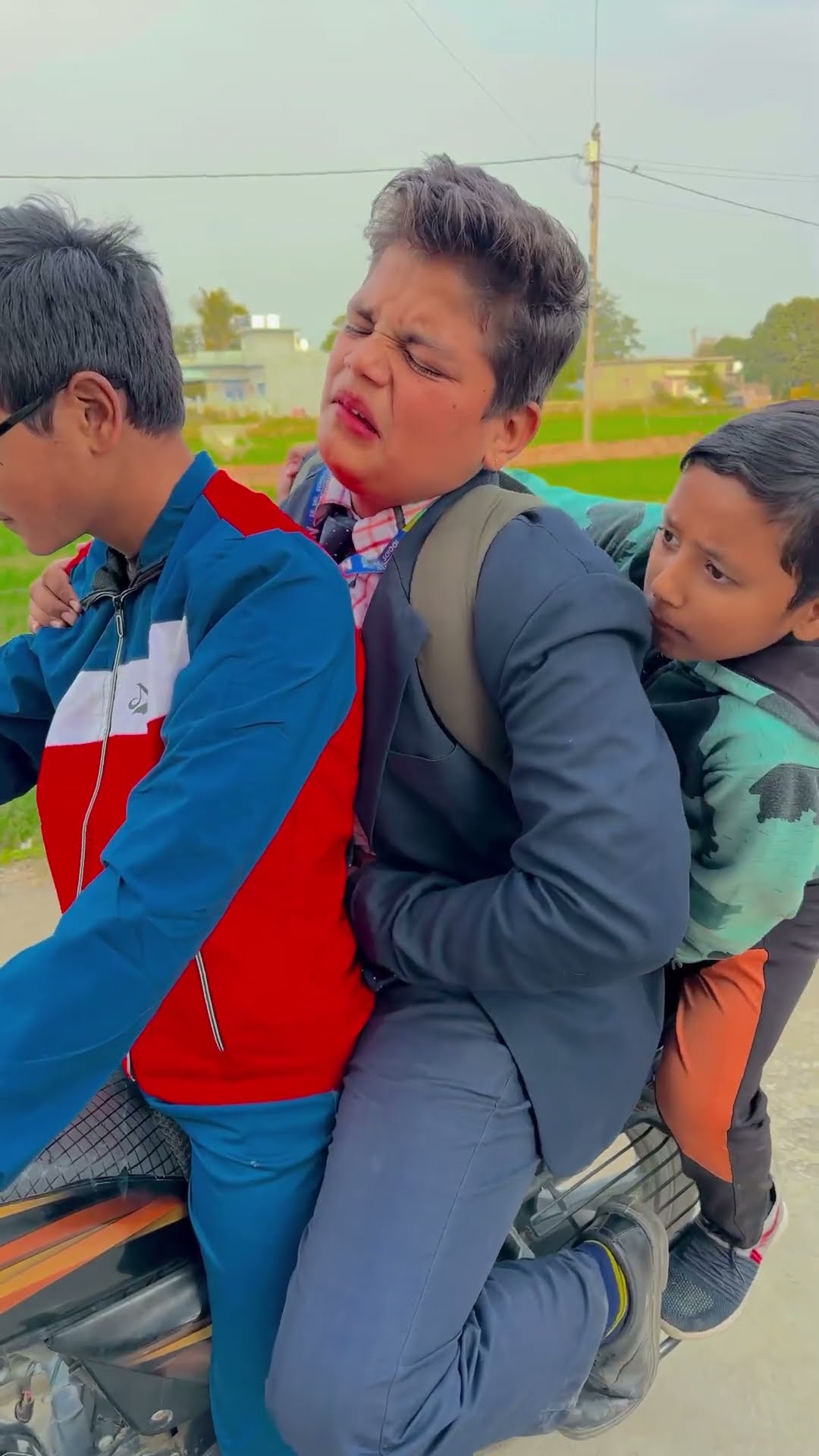भाई इसके पेट में दर्द है घर छोड़ दो ?? #shorts #viralvideo #emotional #love #students #school