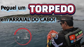 PEGUEI UM TORPEDO EM ARRAIAL DO CABO. #pescaria #pescacaiaque #fishing 