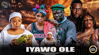 Soqollangan mushuklar oyoqlarini suratga yoyishadi