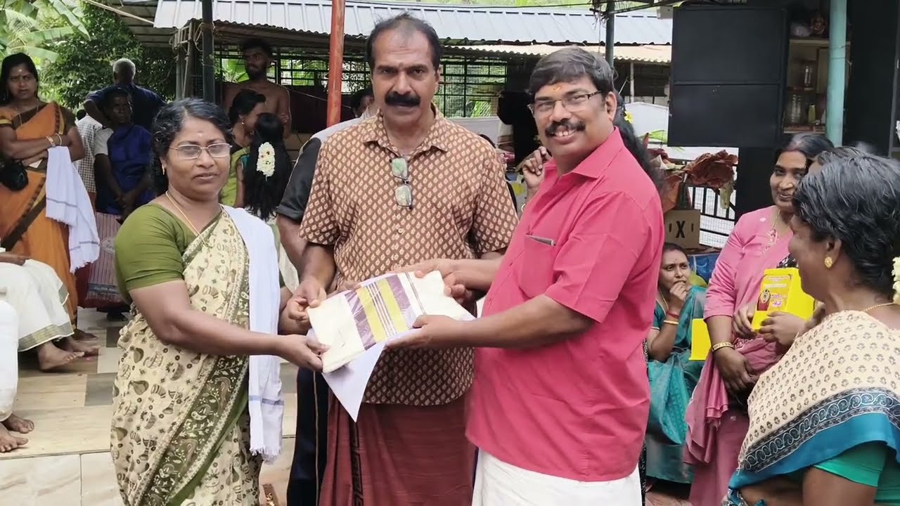 സെറ്റ് സാരികൾ വിതരണം ചെയ്തു.