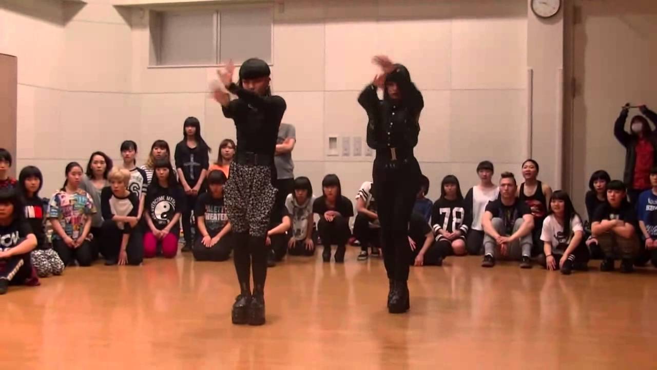 Cool dance twoo asian schoolgirls
