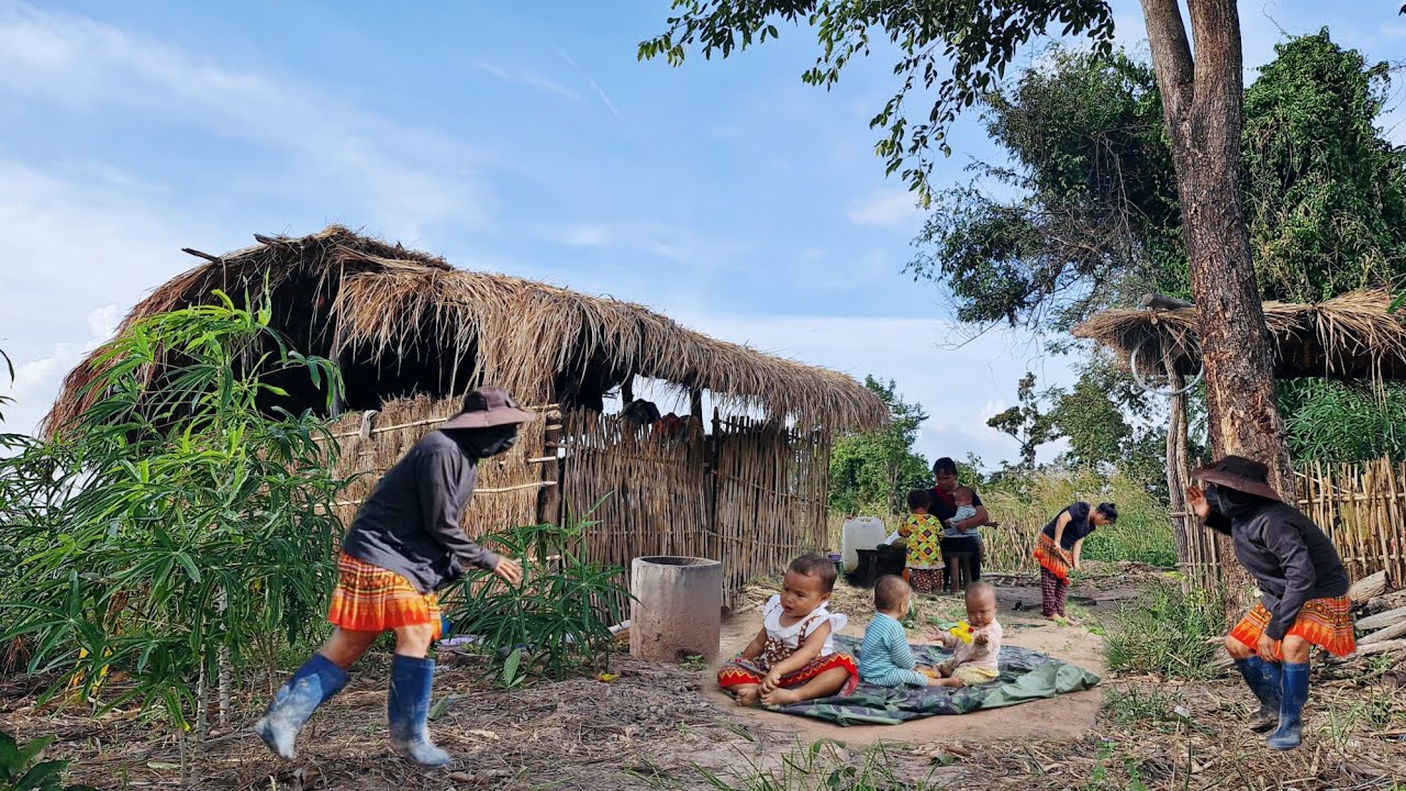 everything in the house was taken away / single mother screamed in vain