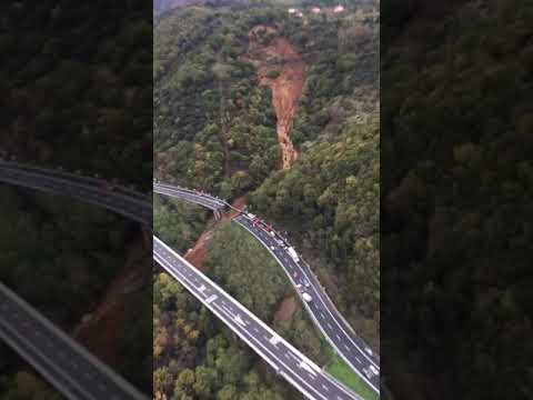 Crollo Viadotto A26 - La frana da una ripresa aerea.