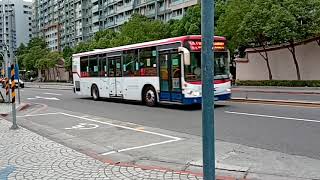 847區間、805路線公車行經捷運亞東醫院站(西元2021年05月25日)