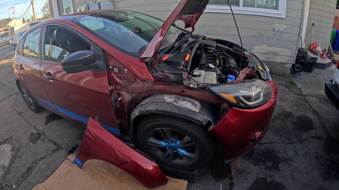 COMO DESINSTALAR E INSTALAR GUARDABARRO DERECHO, FORD FOCUS 2013 PORQUE TOPABA LA PUERTA...