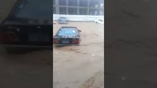سيول هائلة تجرف السيارات في منطقة سعوان شرق العاصمة #صنعاء الآن