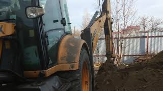 Закапывание сливной ямы. Экскаватор погрузчик в Саратове. Закапывание сливной ямы. Экскаватор погрузчик в Саратове.