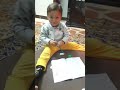 اصغر طفل في العالم وهو يكتب واجب الحضانه شاهد ماذا كتب سيدهشك 