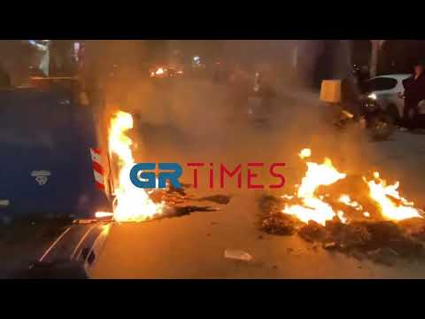Ιπποκράτειο: Ρομά έβαλαν φωτιά σε κάδους, έφτιαξαν οδοφράγματα και επιτίθενται στους αστυνομικούς