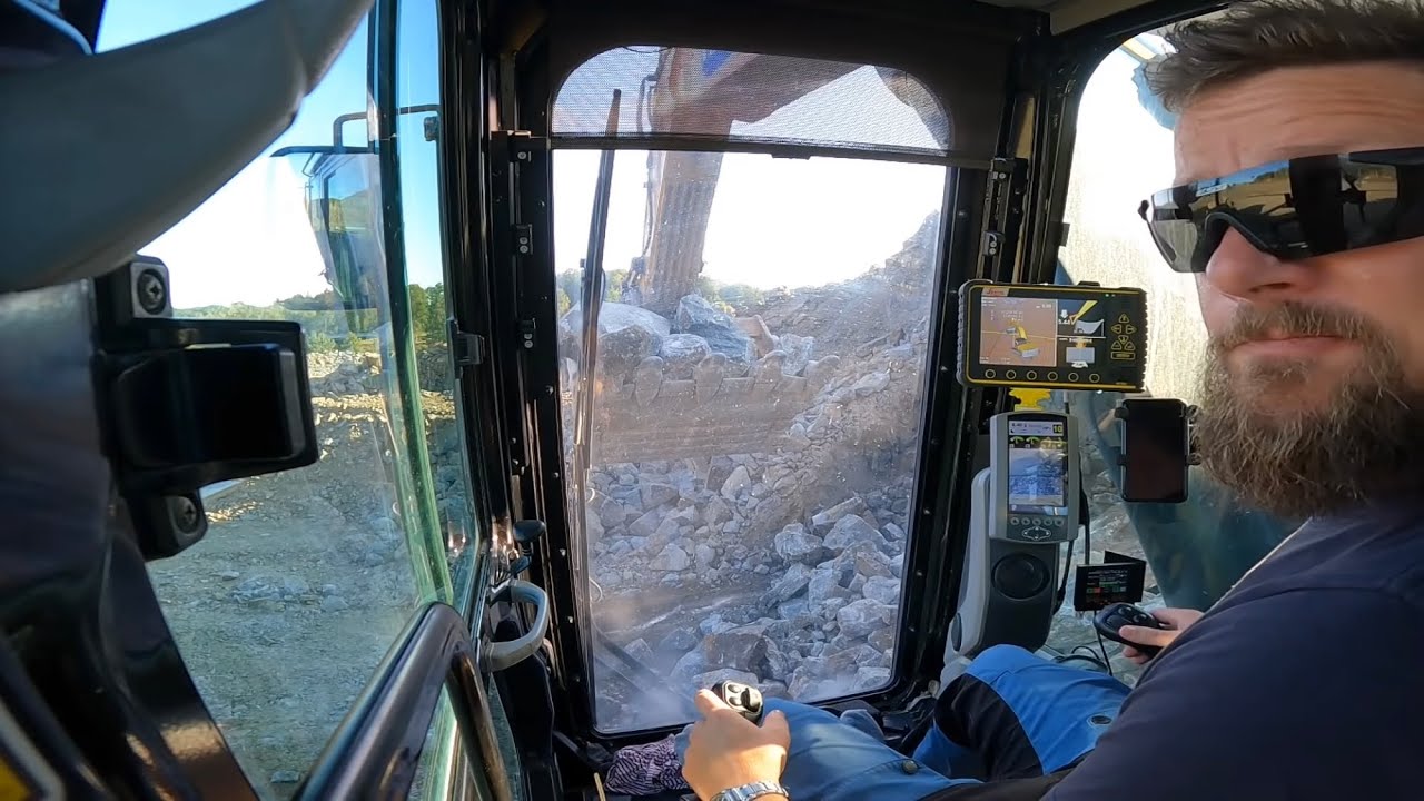 Back to work!!🤟😍 Cat 390 F, takes on a rough pile..🤪 Going all in, 2 side double benchin’!🤩