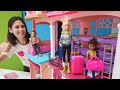 Ayşe ile Barbie Dream House oyunları. Otelde müşteri için odaları değiştiriyoruz. Barbie videoları