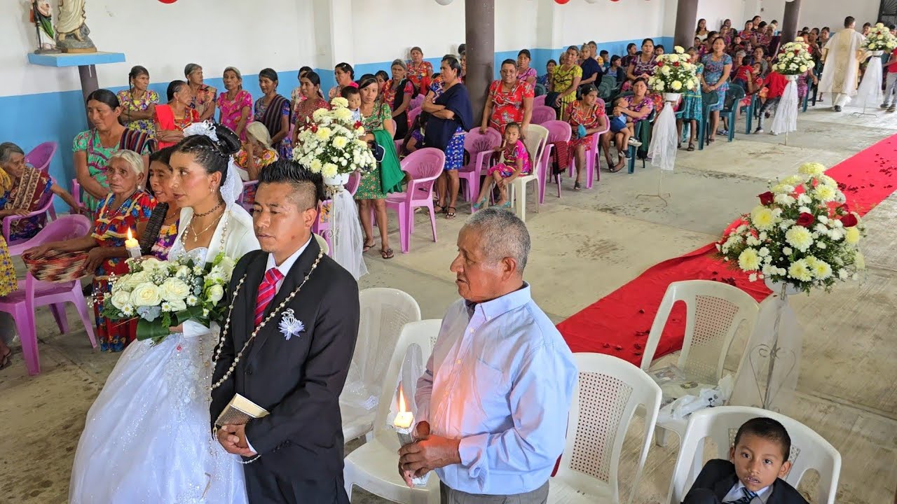 Celebrando la boda religiosa muchas felicidades 