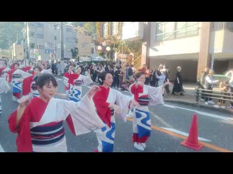 @２０２４‎年‎１１‎月‎３‎日@箱根芸者連の皆さんの踊り@国道1号線歩道を進みます@第７１回箱根大名行列@千里 SENRI@14:21