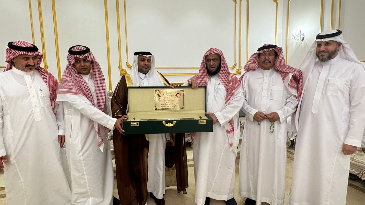 ضيافة الشيخ عايض القرني للشيخ مسفر ال عيدان شيخ قبايل خثعم ومرافقيه