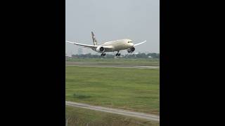 pesawat Boeing 787 Etihad Landing di Bandara Soekarno-Hatta Jakarta