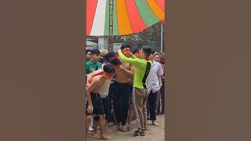 Cười hết nấc với trò chơi bịt mắt bắt lợn năm nào hội làng cũng vui.