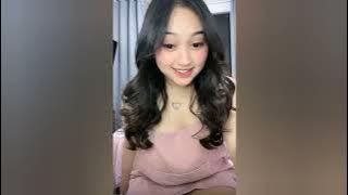 Download lagu The lady never gets bored of being looked at