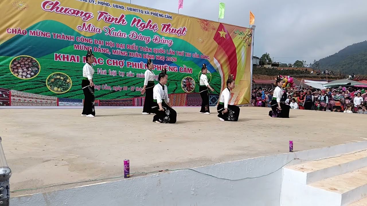 Mua Le khai trương phiên chợ Phiêng Cằm 