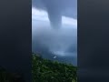 Spectaculaire #trombe marine filmée ce matin près d'Amalfi en Italie. Source : Tornado in Italia.