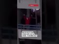 🏢😳 CASAL É FLAGRADO EM SACADA E DISCUSSÃO COM VIZINHOS VIRALIZA A confusão começou depois que morado