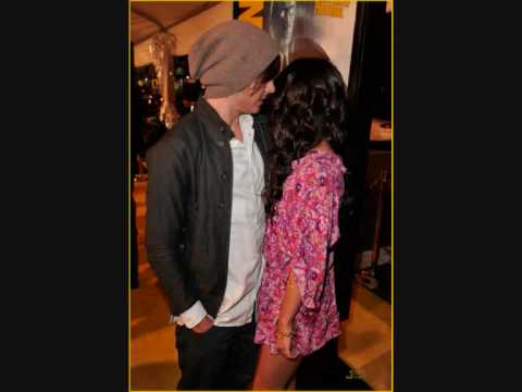 Zac Efron and Vanessa Hudgens at the premiere of W...