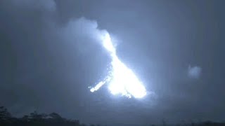 BARU TERJADI !! SEMBURAN LAVA PIJAR GUNUNG MERAPI ERUPSI !