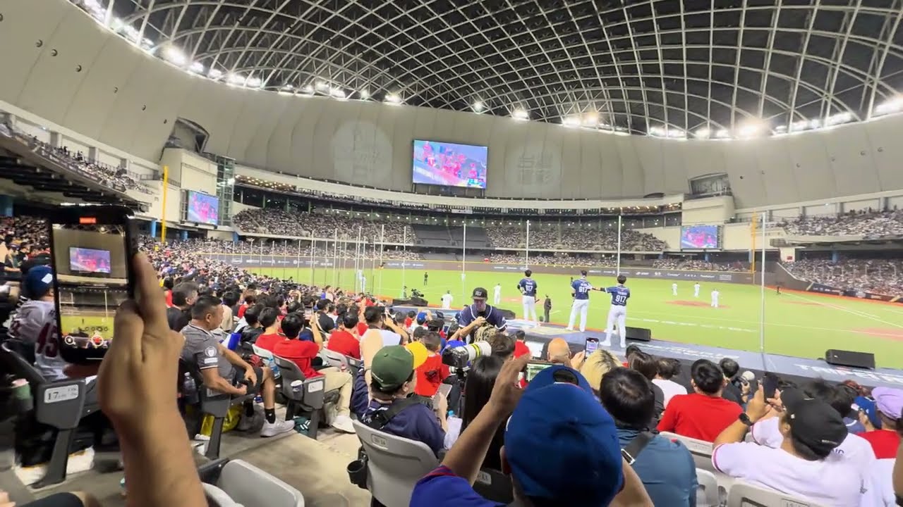 「9局上 大螢幕播放天母棒球場 古巴vs日本最後一局 全場球迷為日本隊加油 」 2024.11.17 2024年世界12強棒球錦標賽 中華台北 vs澳洲台北大巨蛋棒球場WBSC  Premier12