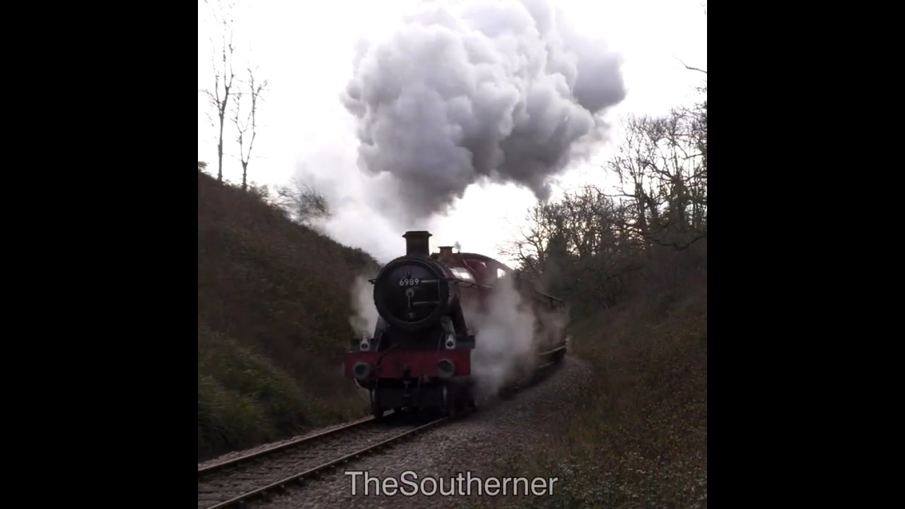 6989 “Wightwick Hall” enters Sharpthorne Tunnel | Bluebell Railway - ‘New Years Day Gala’ 01/01/2026
