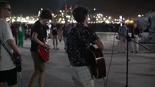 Ребята поют песни группы КиШ на Набережной в Новороссийске