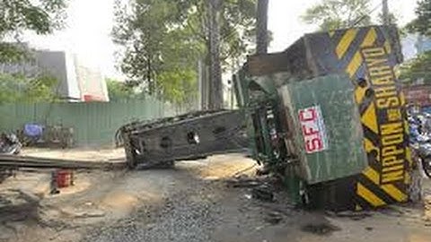 Xe khoan cọc nhồi gặp tai nạn kỳ lạ trước cửa chùa