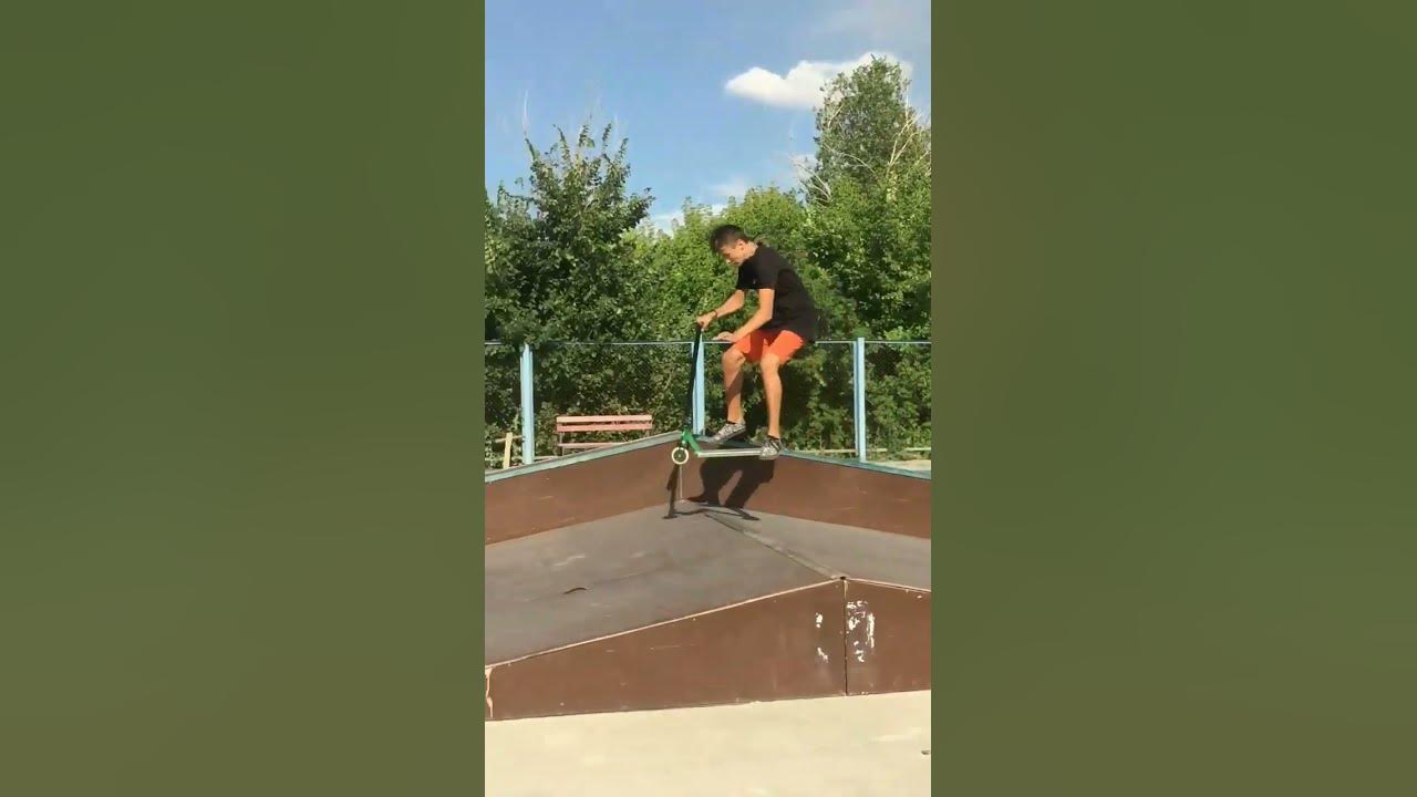 Трюк вип на трюковом самокате