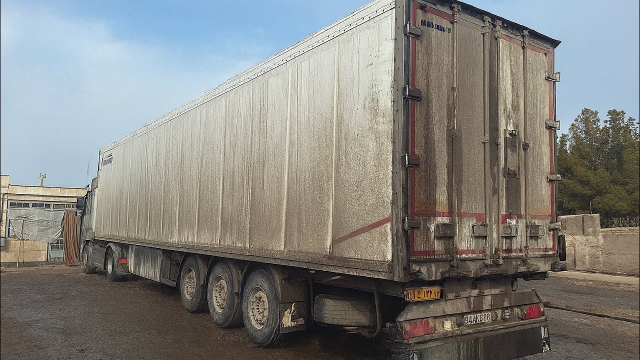 Washing refrigerated trucks: An Exciting Battle with Mud!🤮🚛