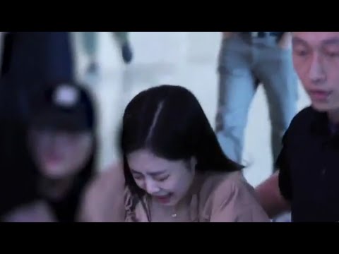 Black Pink's Jennie get hit by luggage at the airport