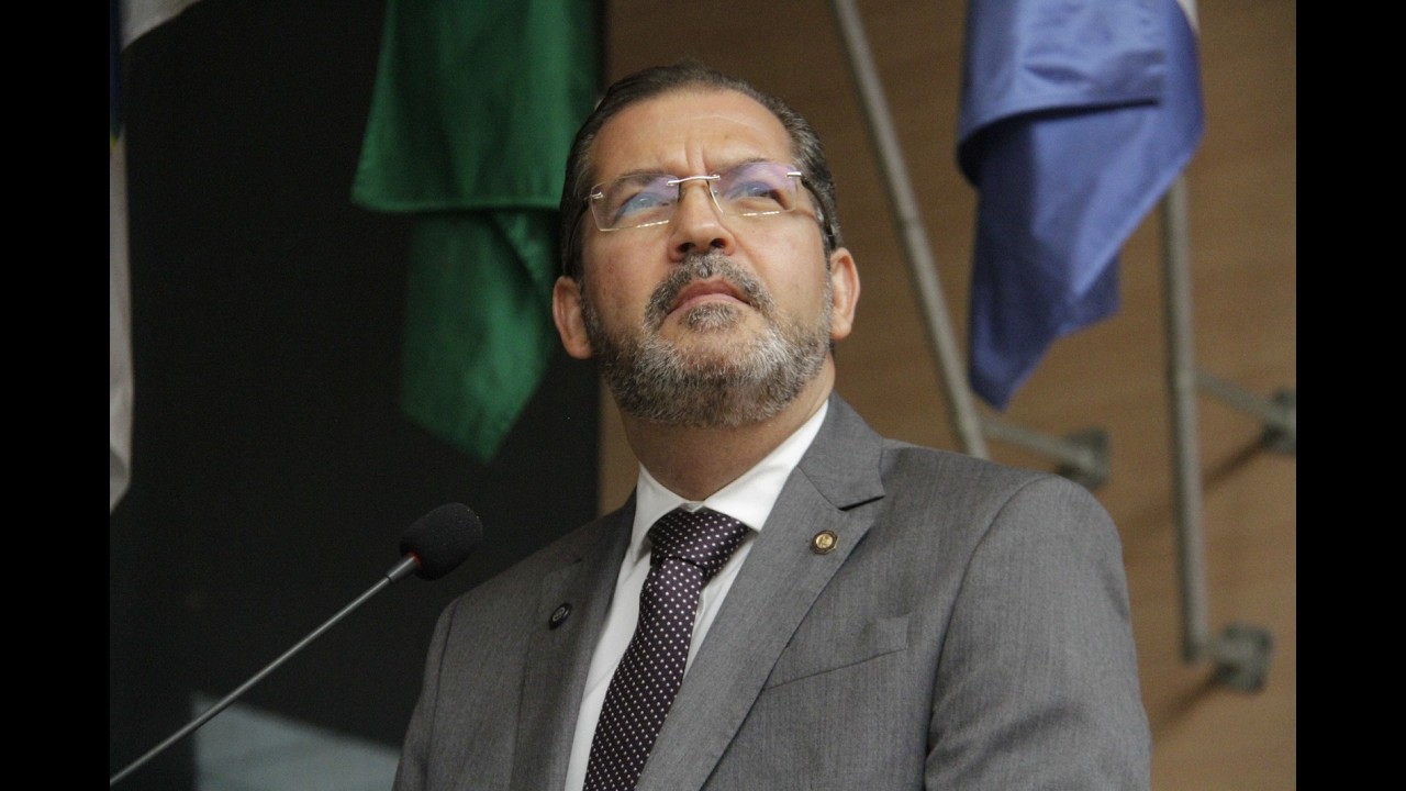 Carlos Muniz explica parecer na Comissão de Legislação e Justiça