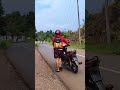 kasian orang ini mendorong motornya yang mogok