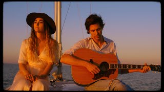 Download Lagu Cari Cari play 'Around The Bend' live on a boat MP3