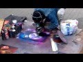 Классно рисует баллончиками прямо на улице! Cool paints cans on the street!