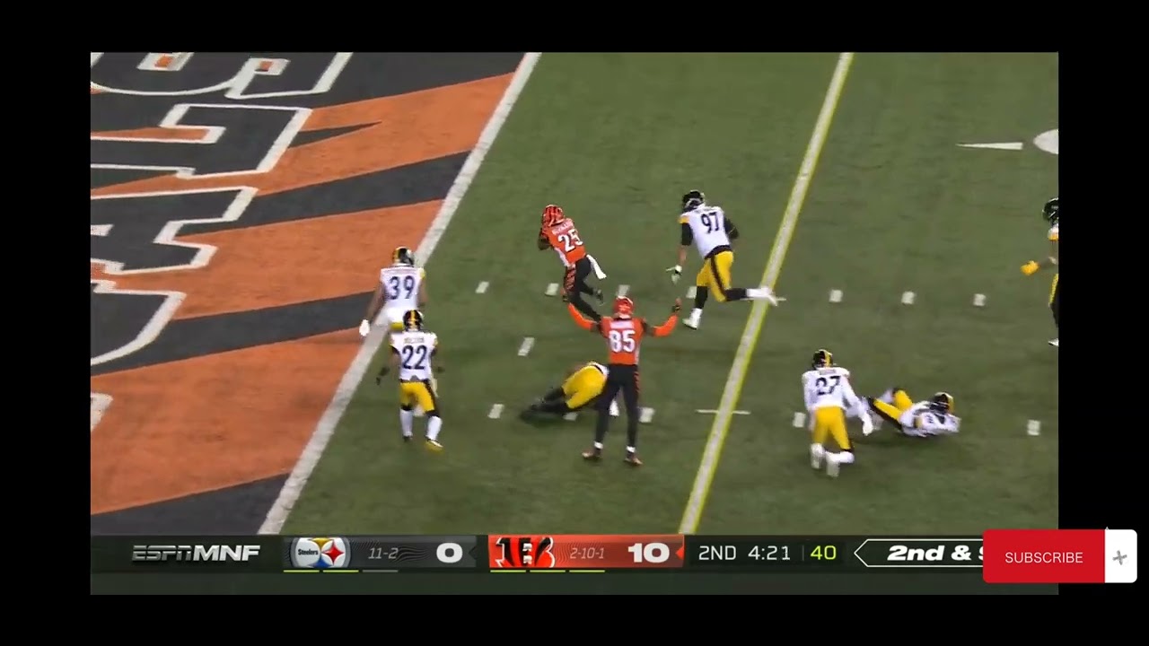 Ryan Finley finds Giovani Bernard for a fantastic touchdown!! Fantastic effort by Giovani Bernard👍