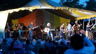 Video thumbnail of "Pete Seeger, Arlo Guthrie & Family- This Land is Your Land"