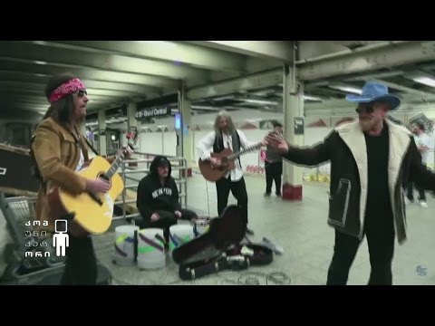 ლეგენდარული როკერები ქუჩის მუსიკოსების როლში