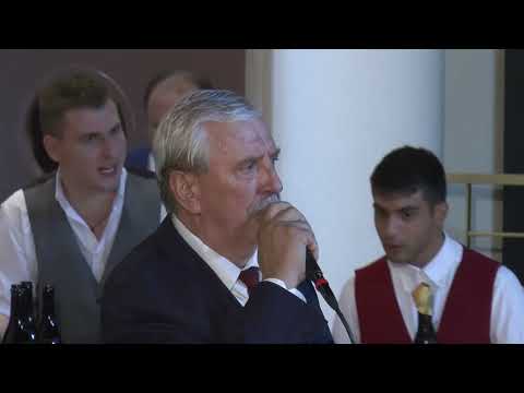 Ο Γιάννης Γκόβαρης τραγουδάει στον γάμο του γιού του!