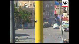 4:3 Troops fire on protesters in Taiz, wounding two