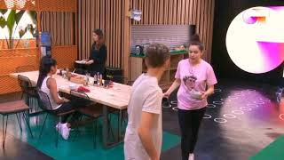 Hugo Le Toca El Culo A Eva Y Se Enfada