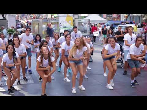 Brand New English Flash Mob - Times Square, New York 'Despacito'