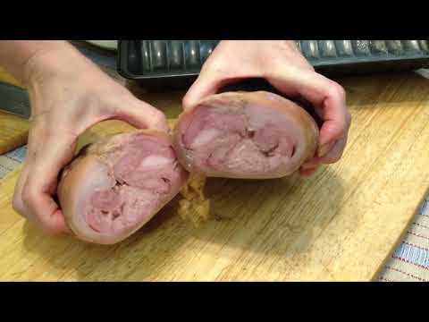 Рулет из рульки в пленке варю больше 3 часов