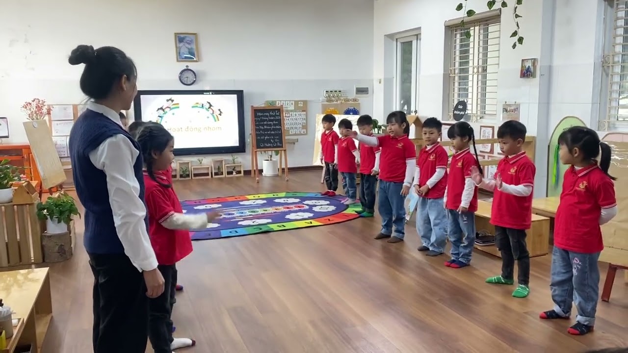 Hoạt động “Trò chuyện sáng” lớp MGL A2 trường MN Tiền Yên B