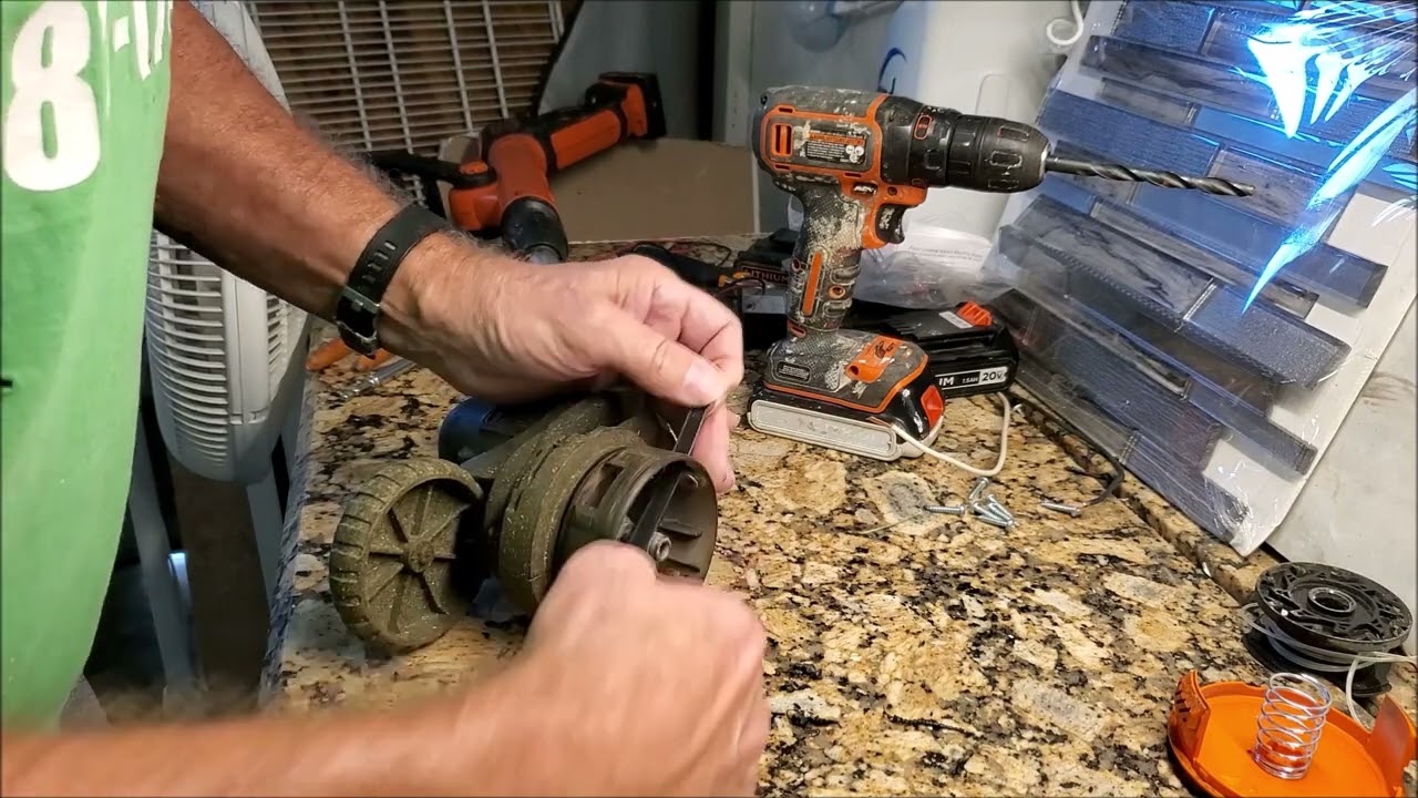 Black and Decker Trimmer Repair - Replacing the Spool Housing (Black and  Decker Part # 90589746) 
