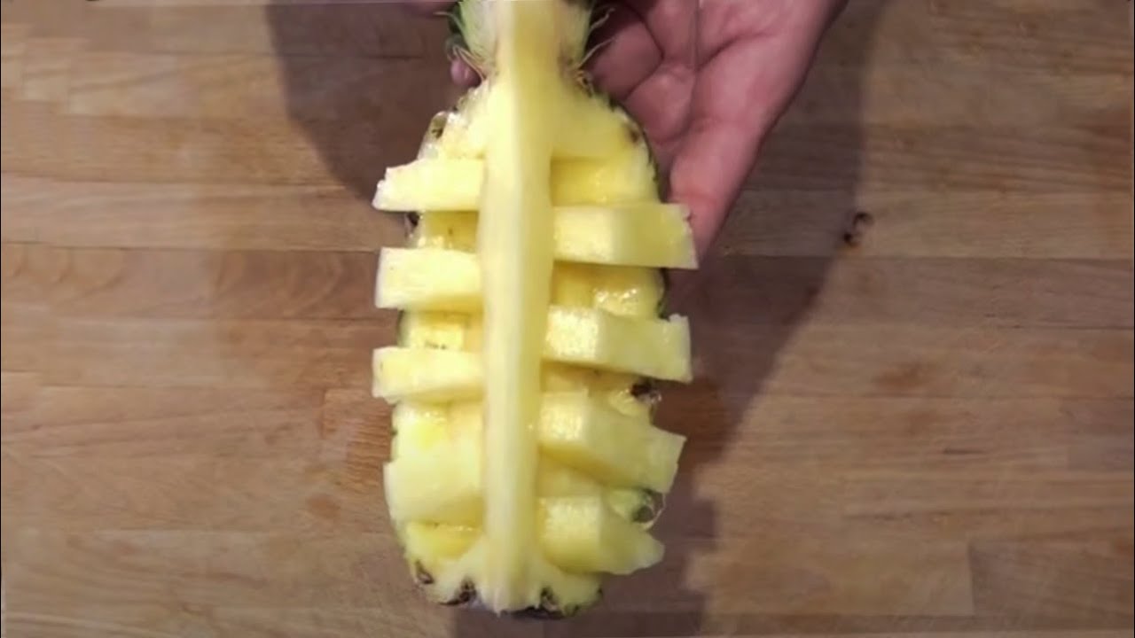Préparer un ananas frais - Comment éplucher (peler) et découper un