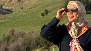 Teri shim kiygan qiz Tasodifan uning kokrak va külot korsatdi