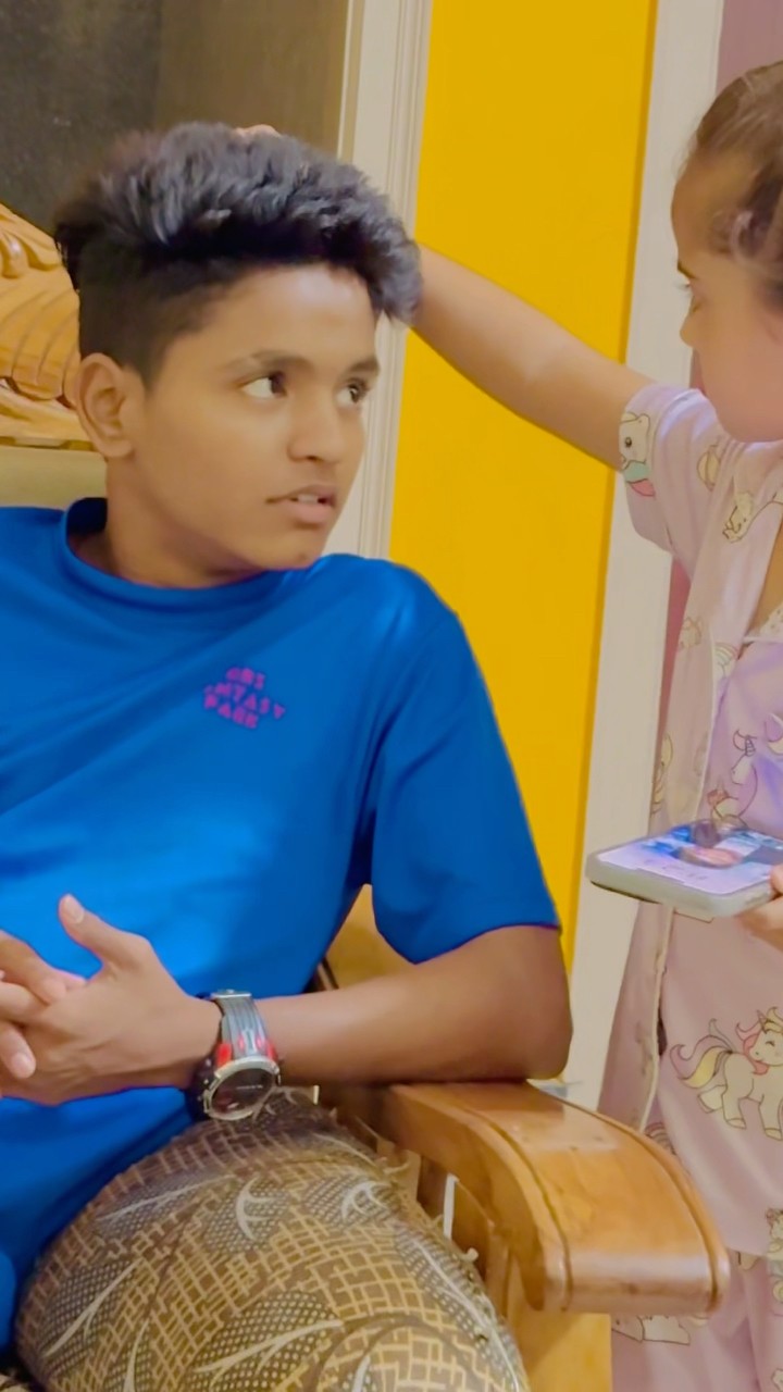 Hey siri lock the phone ???? @nishita1962 #heysiri #goldensparrow #funny #couple #shorts